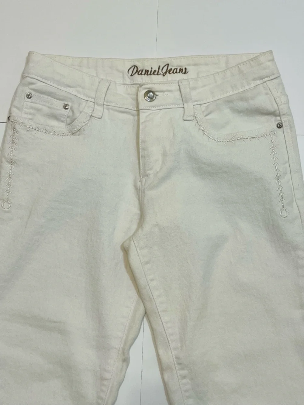 Vintage Y2K Daniel Embroidered Cropped Leg White Jeans Size 6